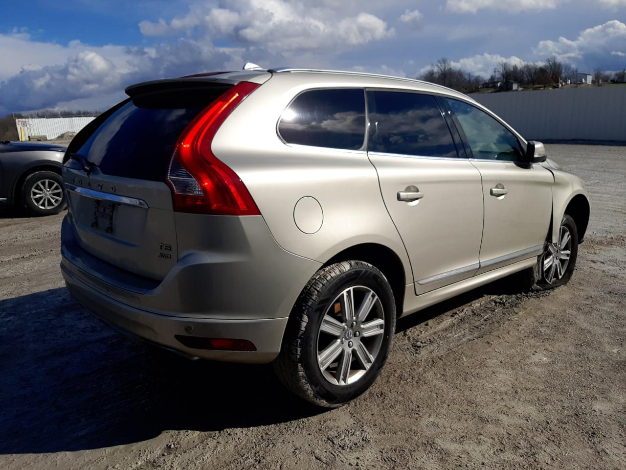 2017 Volvo XC60 VIN YV440MRU7H2002808 Copart auction photo, front end damage thumbnail 3