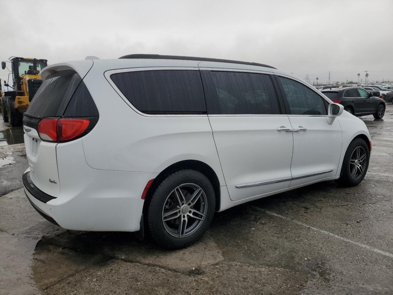 2017 Chrysler Pacifica VIN 2C4RC1BG7HR611370 Copart auction photo, minor dent/scratches damage thumbnail 3