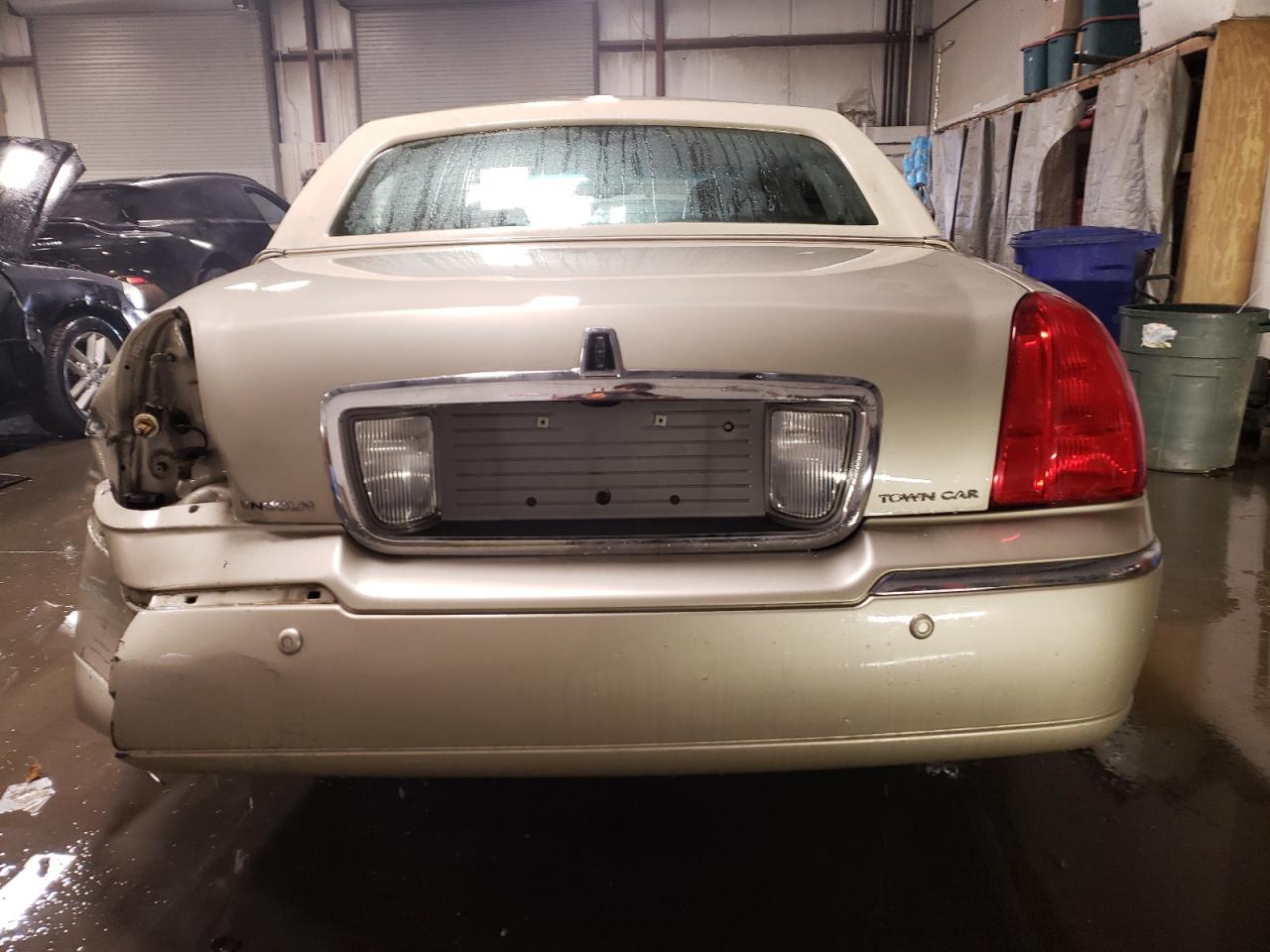 2004 Lincoln Town Car VIN 1LNHM81W64Y684970 Copart auction photo, rear end damage thumbnail 6
