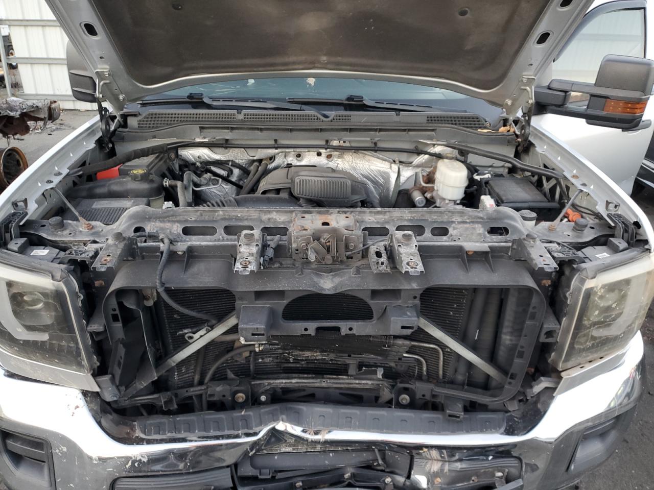 2015 GMC Sierra VIN 1GT12XEG3FF585918 Copart auction photo, front end / minor dent/scratches damage thumbnail 11