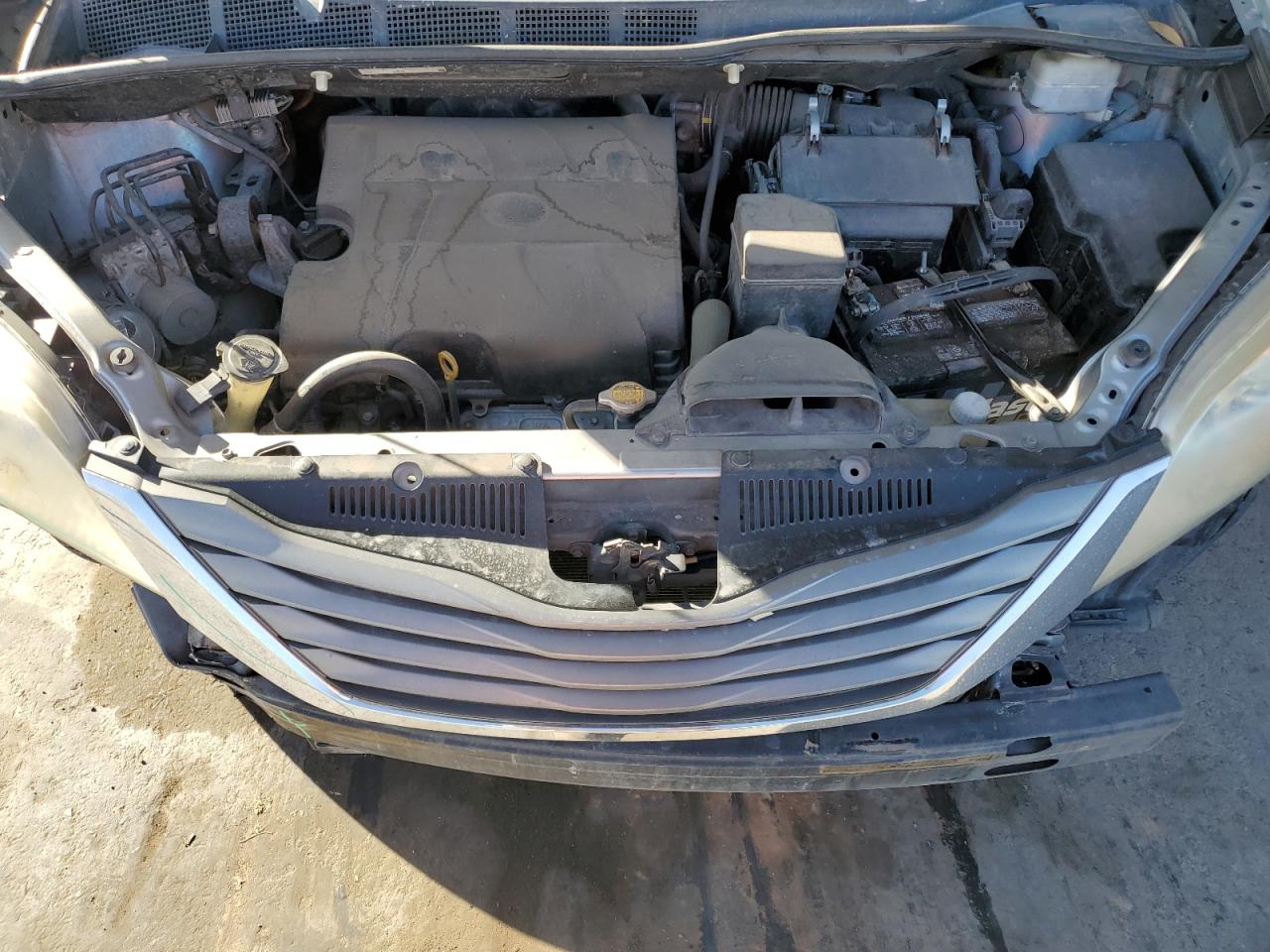 2011 Toyota Sienna VIN 5TDYK3DC8BS025019 Copart auction photo, front end damage thumbnail 12