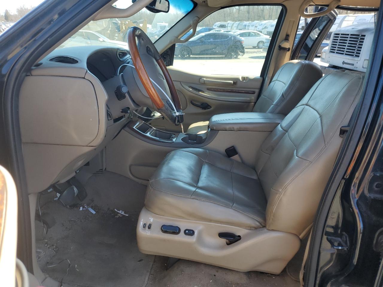 2001 Lincoln Navigator VIN 5LMFU28R41LJ22107 Copart auction photo, front end / undercarriage damage thumbnail 7
