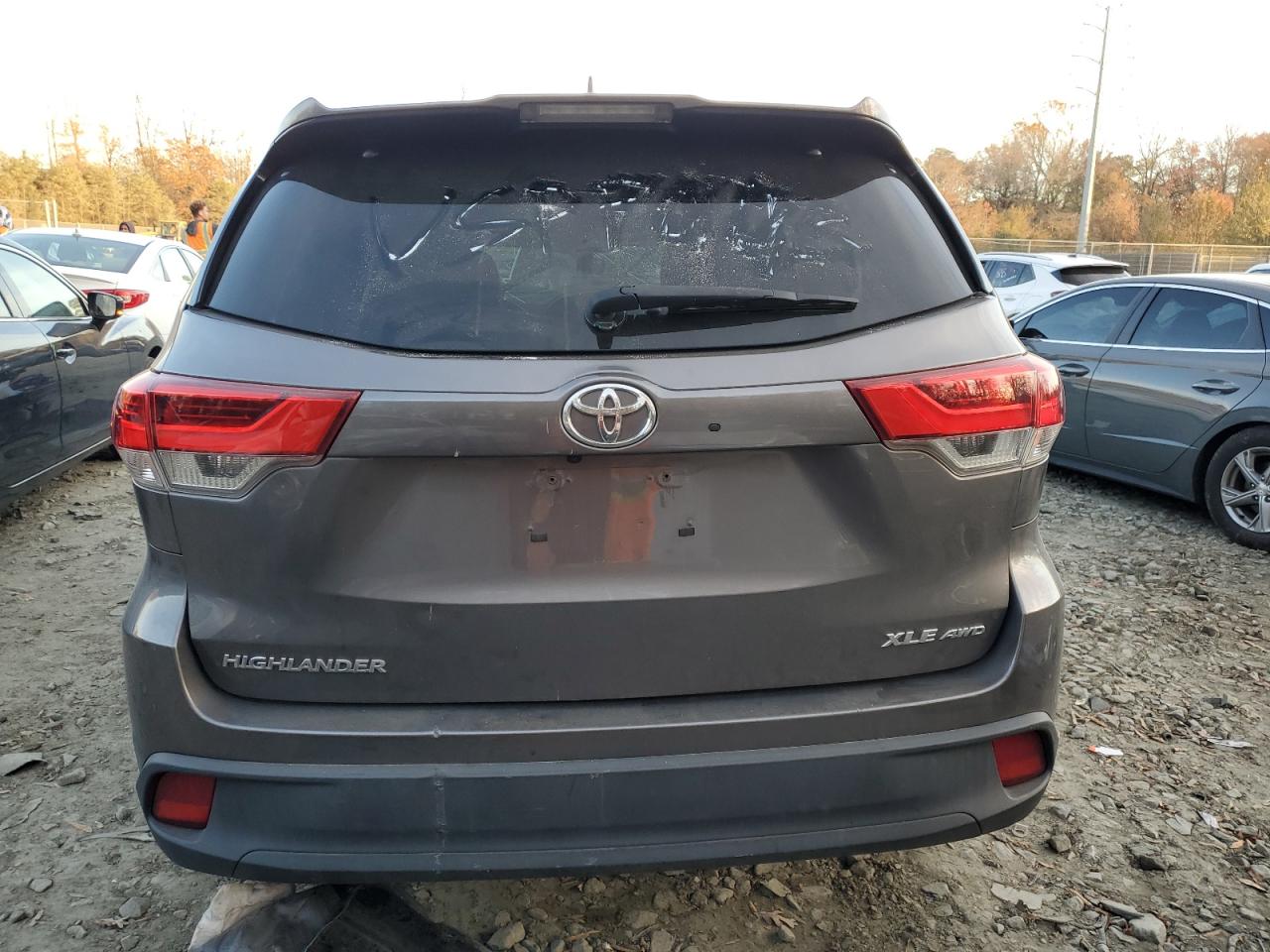 2018 Toyota Highlander VIN 5TDJZRFH0JS490143 Copart auction photo, front end / side damage thumbnail 6