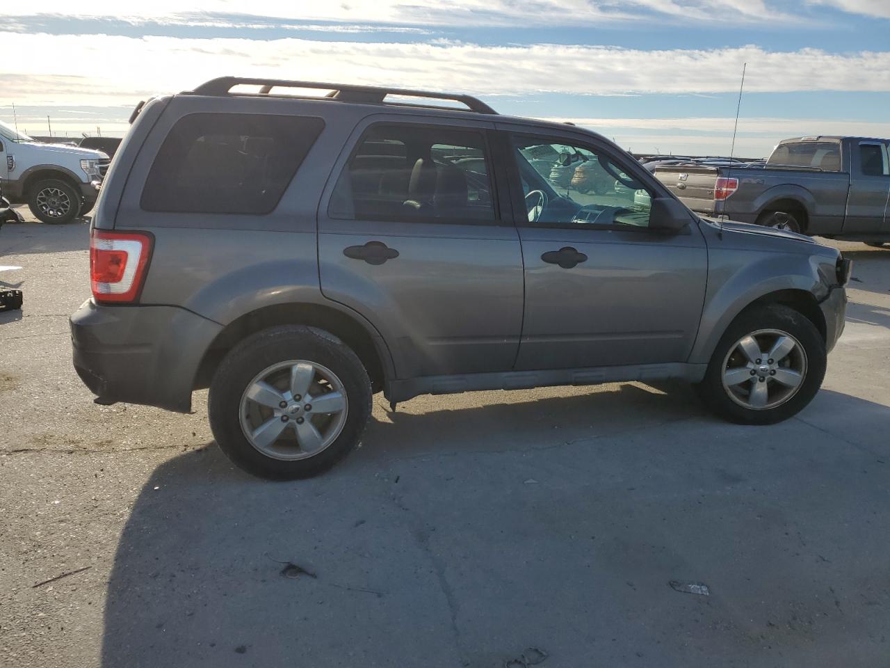 2011 Ford Escape VIN 1FMCU0DG1BKB57578 Copart auction photo, front end / minor dent/scratches damage thumbnail 3