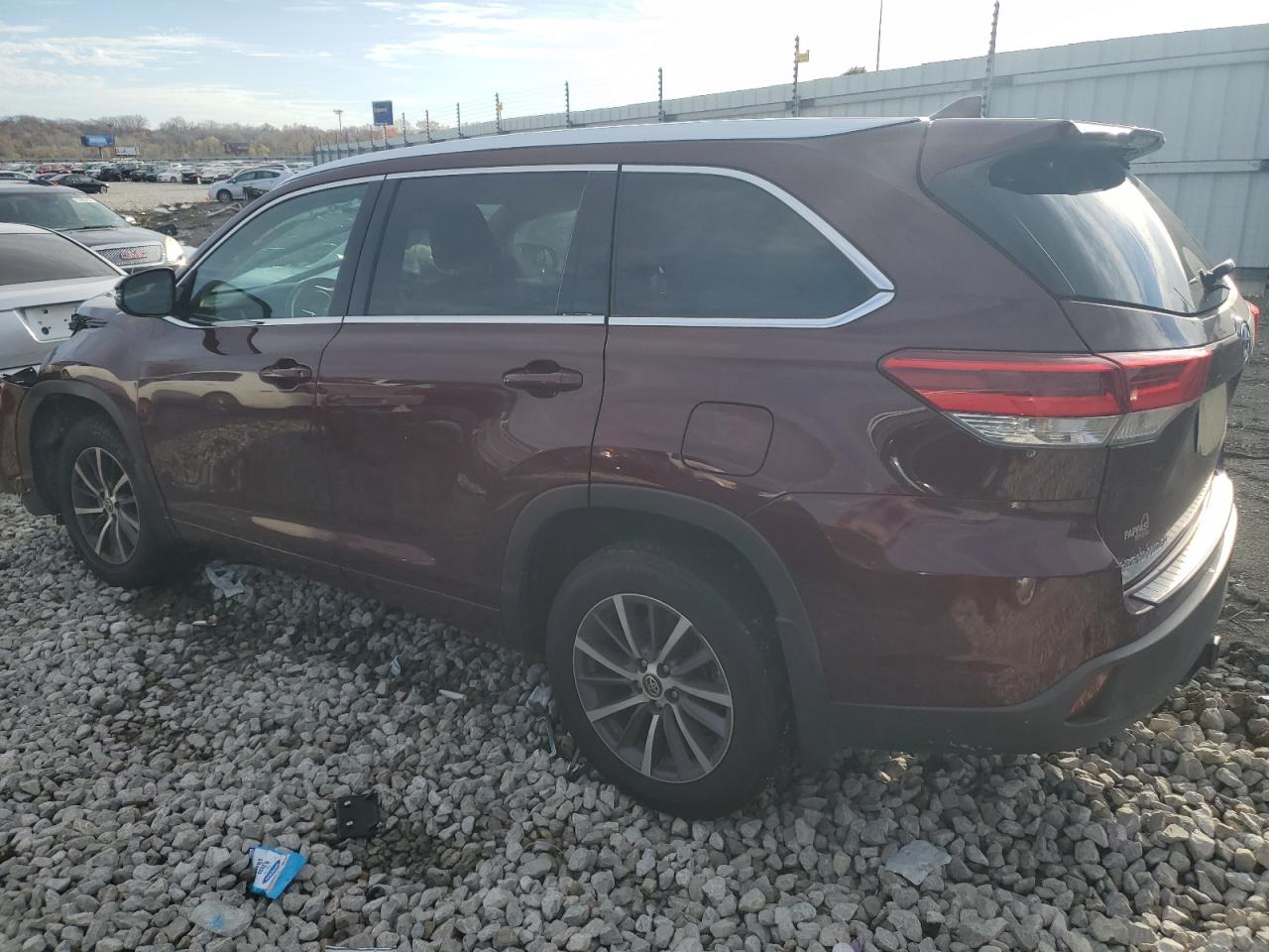 2018 Toyota Highlander VIN 5TDJZRFH5JS825980 Copart auction photo, front end damage thumbnail 2
