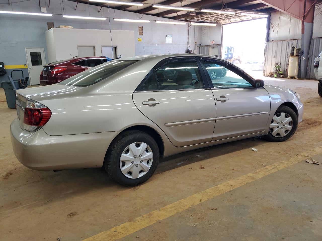 2005 Toyota Camry VIN 4T1BE32K55U608781 Copart auction photo, front end / undercarriage damage thumbnail 3
