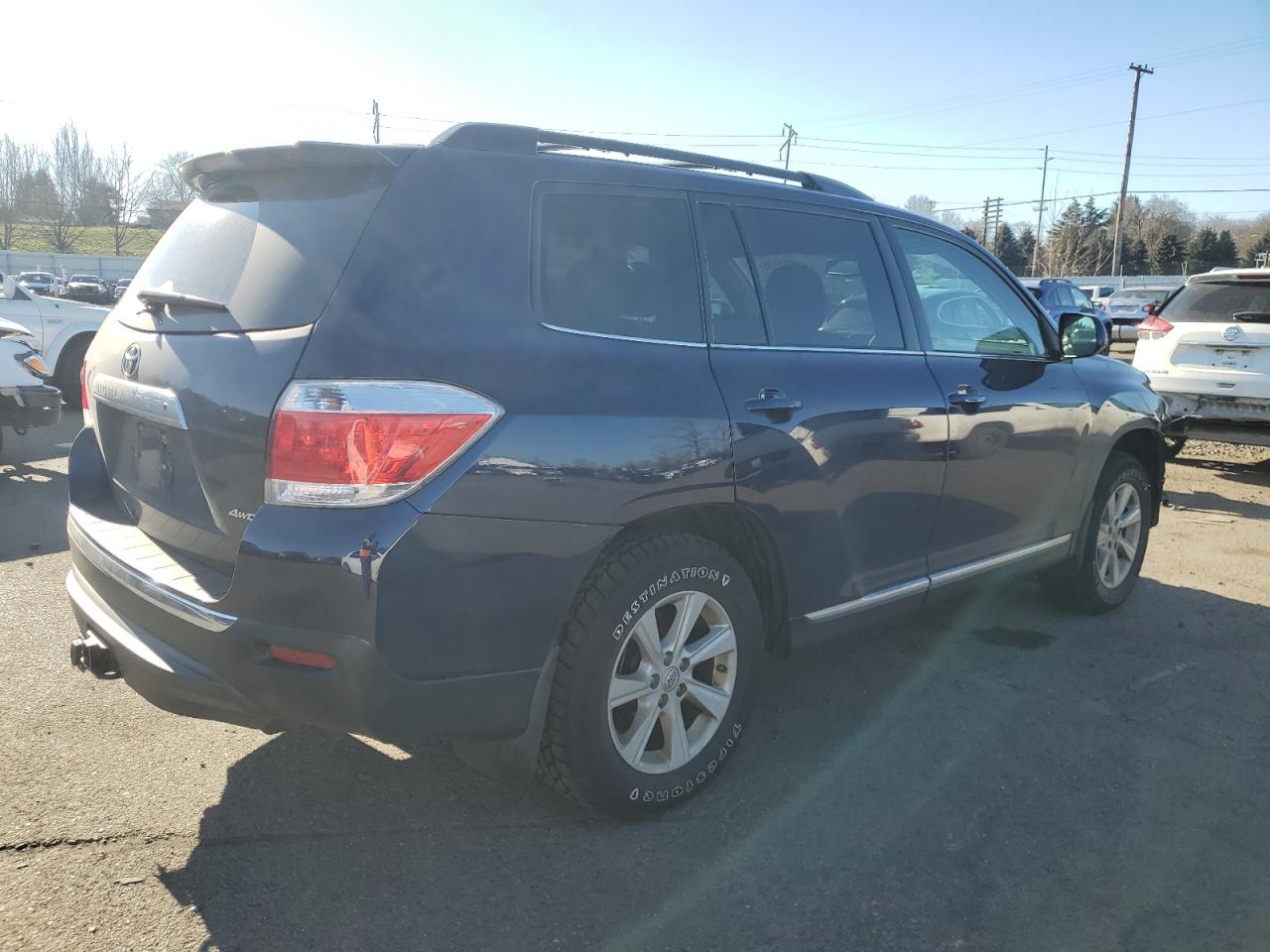 2013 Toyota Highlander VIN 5TDBK3EH9DS241982 Copart auction photo, front end / side damage thumbnail 3
