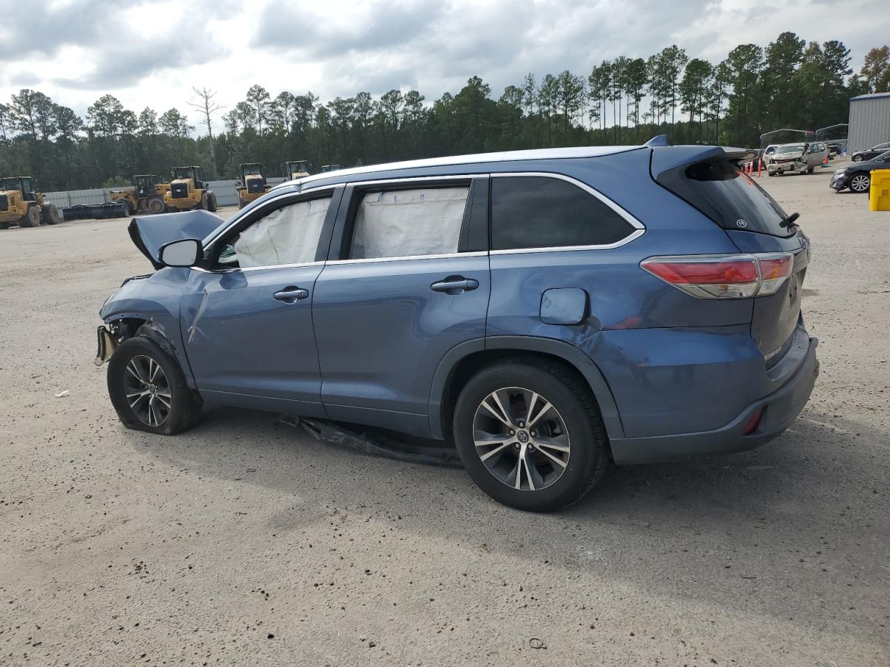 2016 Toyota Highlander VIN 5TDKKRFH0GS502261 Copart auction photo, side / front end damage thumbnail 2