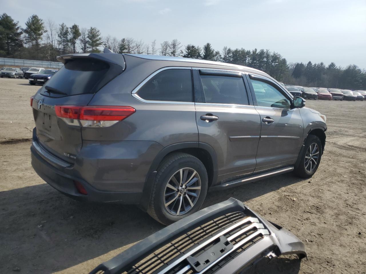 2017 Toyota Highlander VIN 5TDJZRFH5HS379534 Copart auction photo, front end damage thumbnail 3