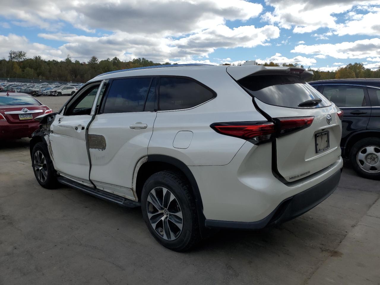 2020 Toyota Highlander VIN 5TDGZRBH2LS052338 Copart auction photo, side / front end damage thumbnail 2