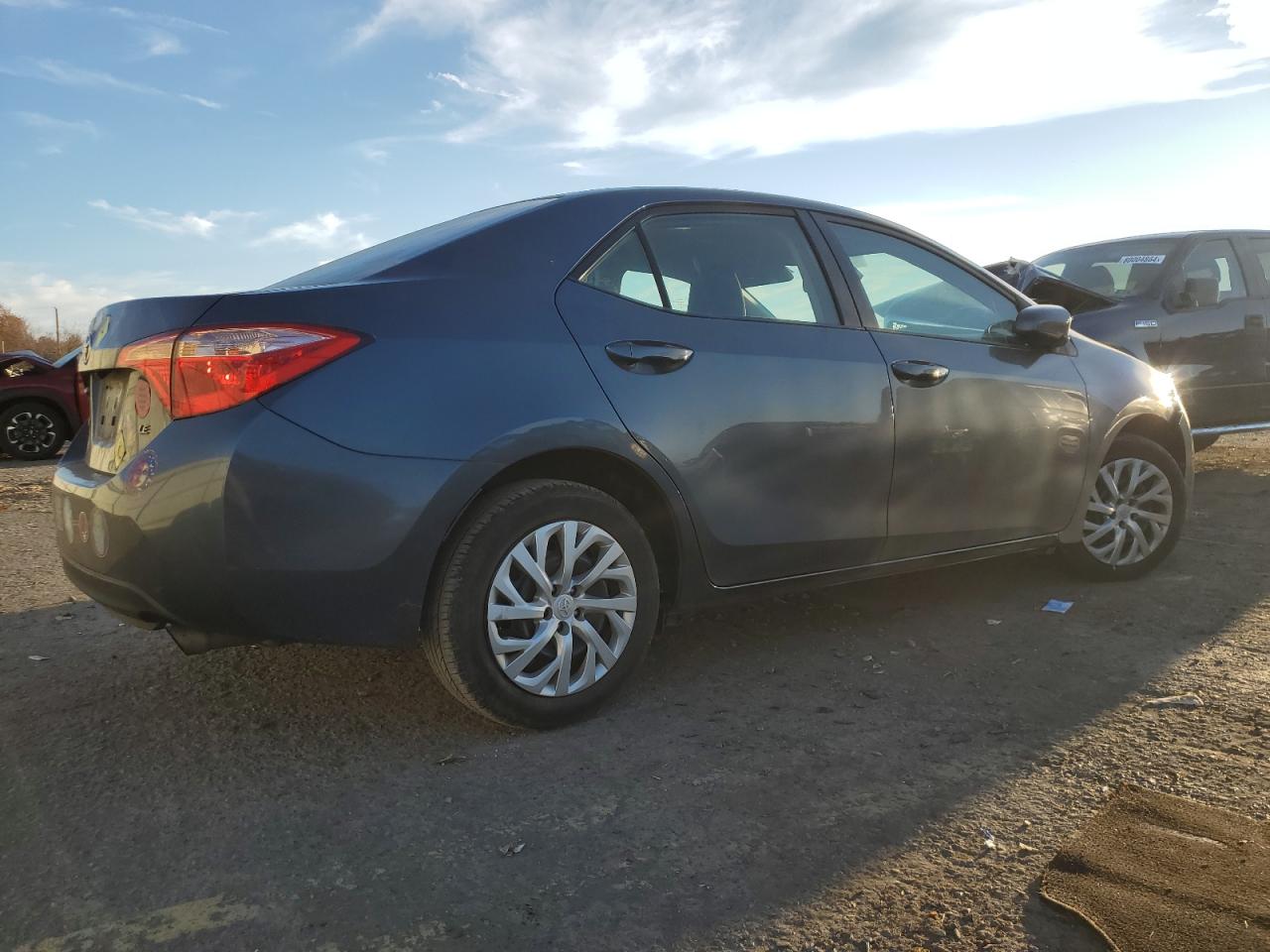 2018 Toyota Corolla VIN 2T1BURHE4JC086681 Copart auction photo, side / front end damage thumbnail 3
