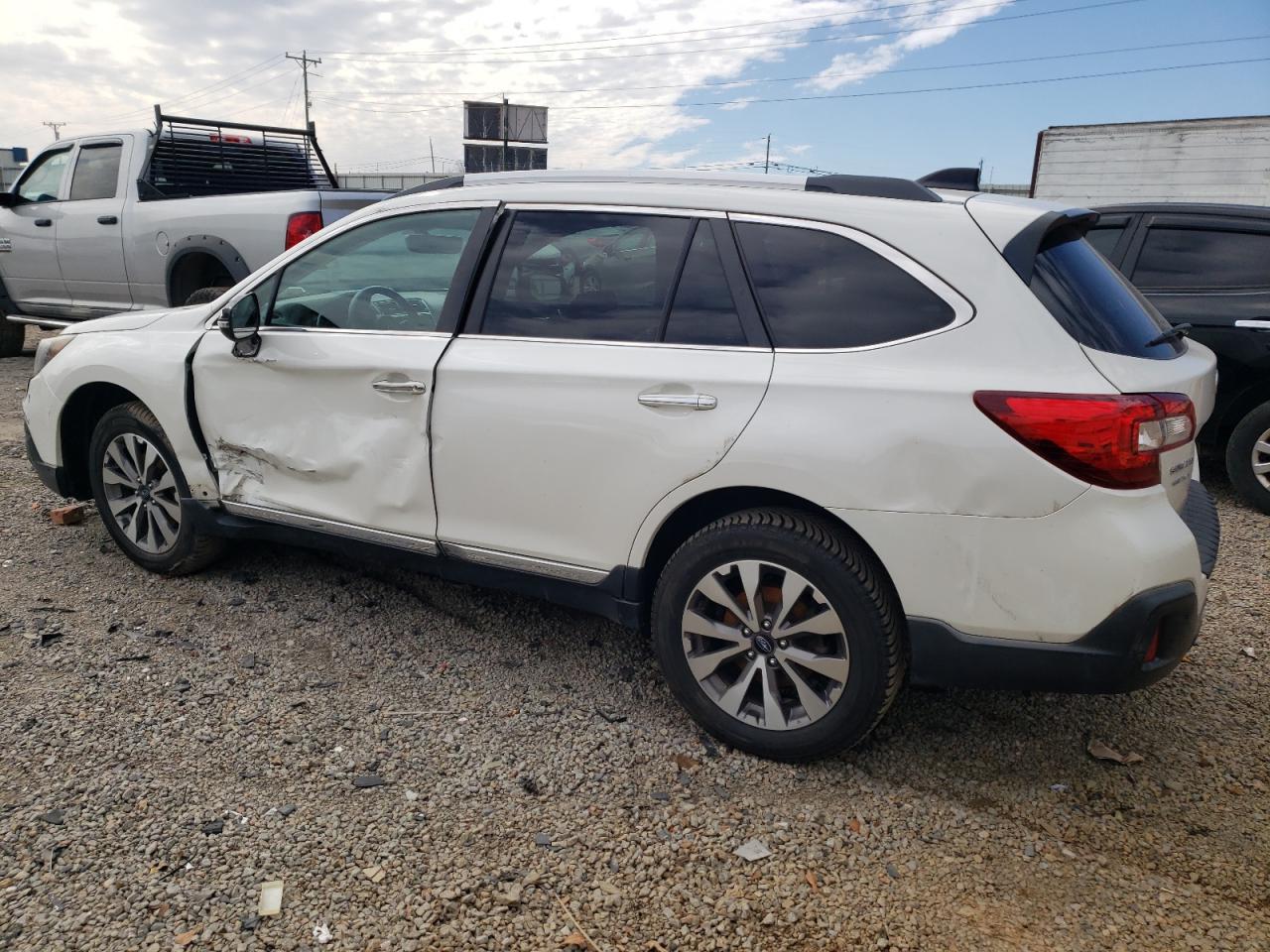 2018 Subaru Outback VIN 4S4BSATC5J3313328 Copart auction photo, front end / side damage thumbnail 2