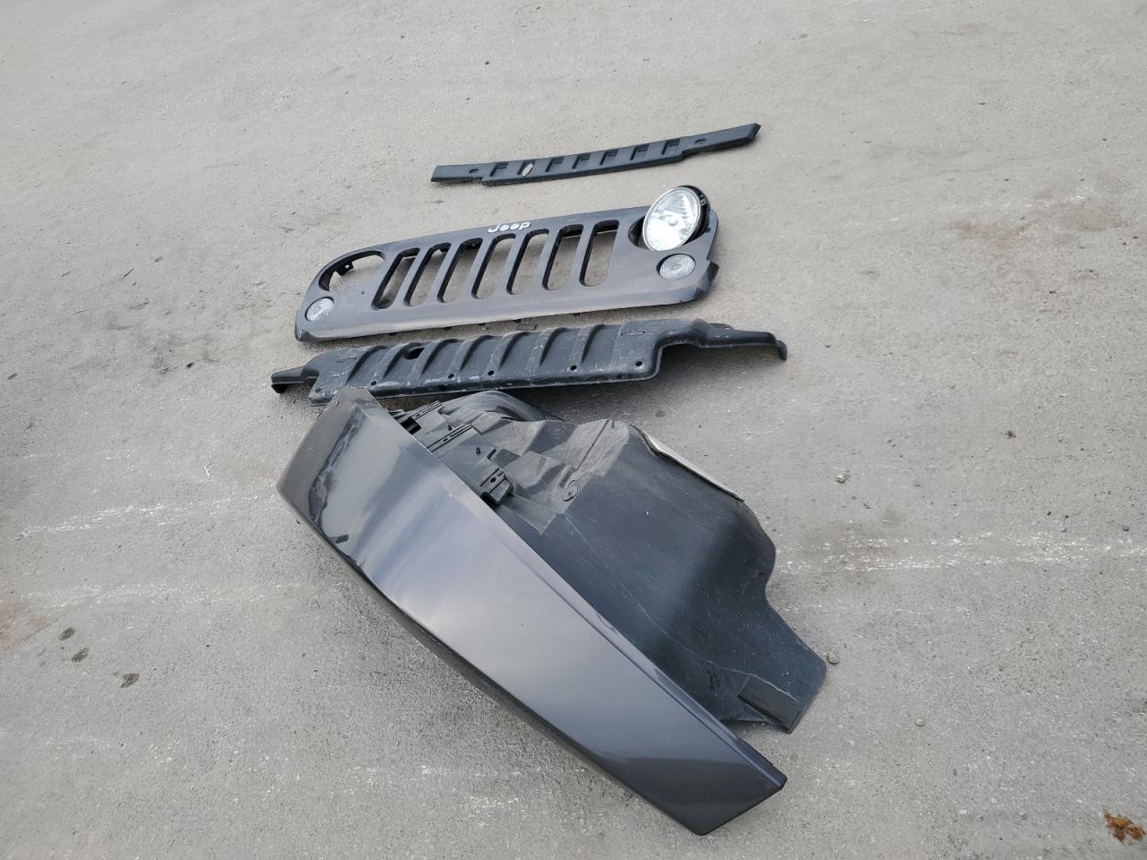 2016 Jeep Wrangler VIN 1C4BJWFGXGL189424 Copart auction photo, front end / minor dent/scratches damage thumbnail 13