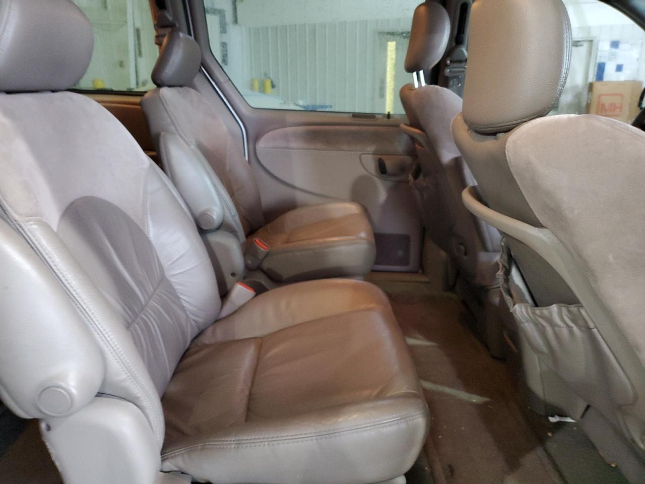 2002 Chrysler Town & Country VIN 2C8GP64L52R692071 Copart auction photo, front end damage thumbnail 11