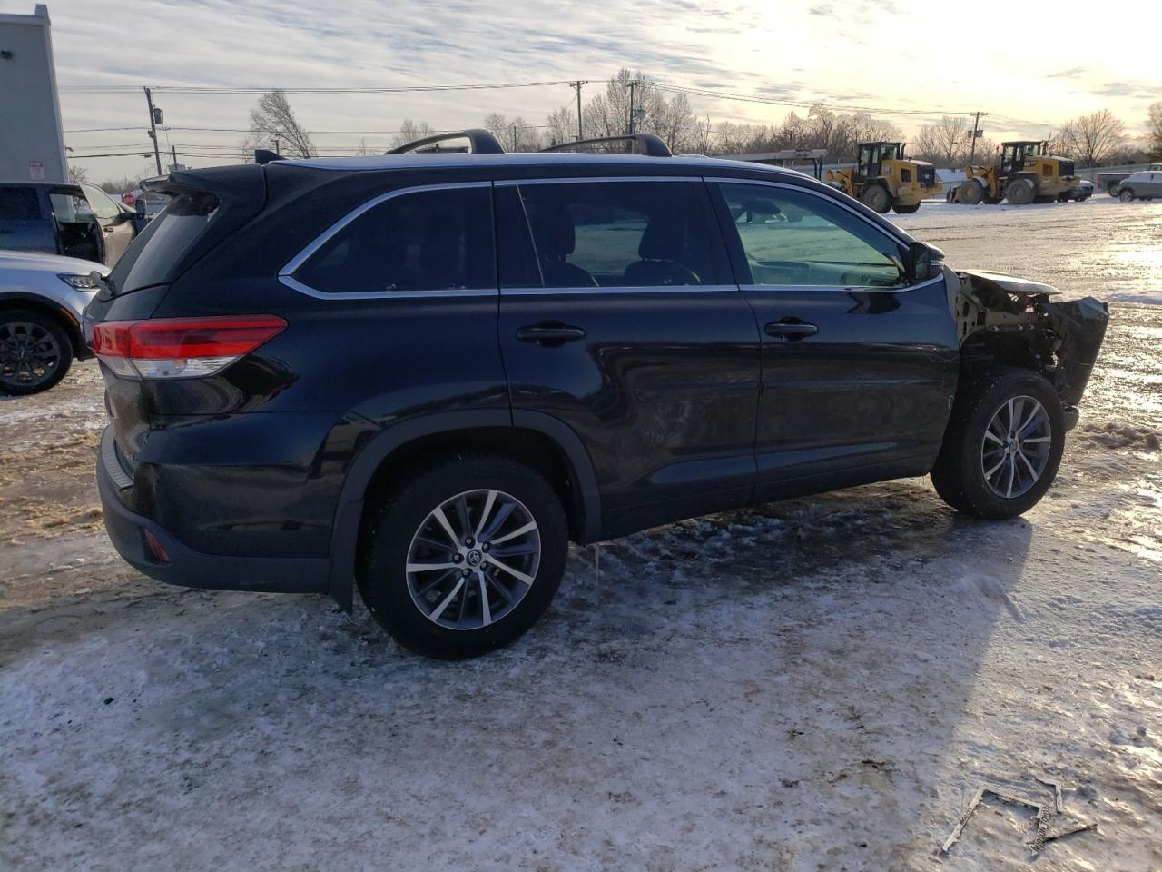 2018 Toyota Highlander VIN 5TDJZRFH3JS538704 Copart auction photo, front end / side damage thumbnail 3