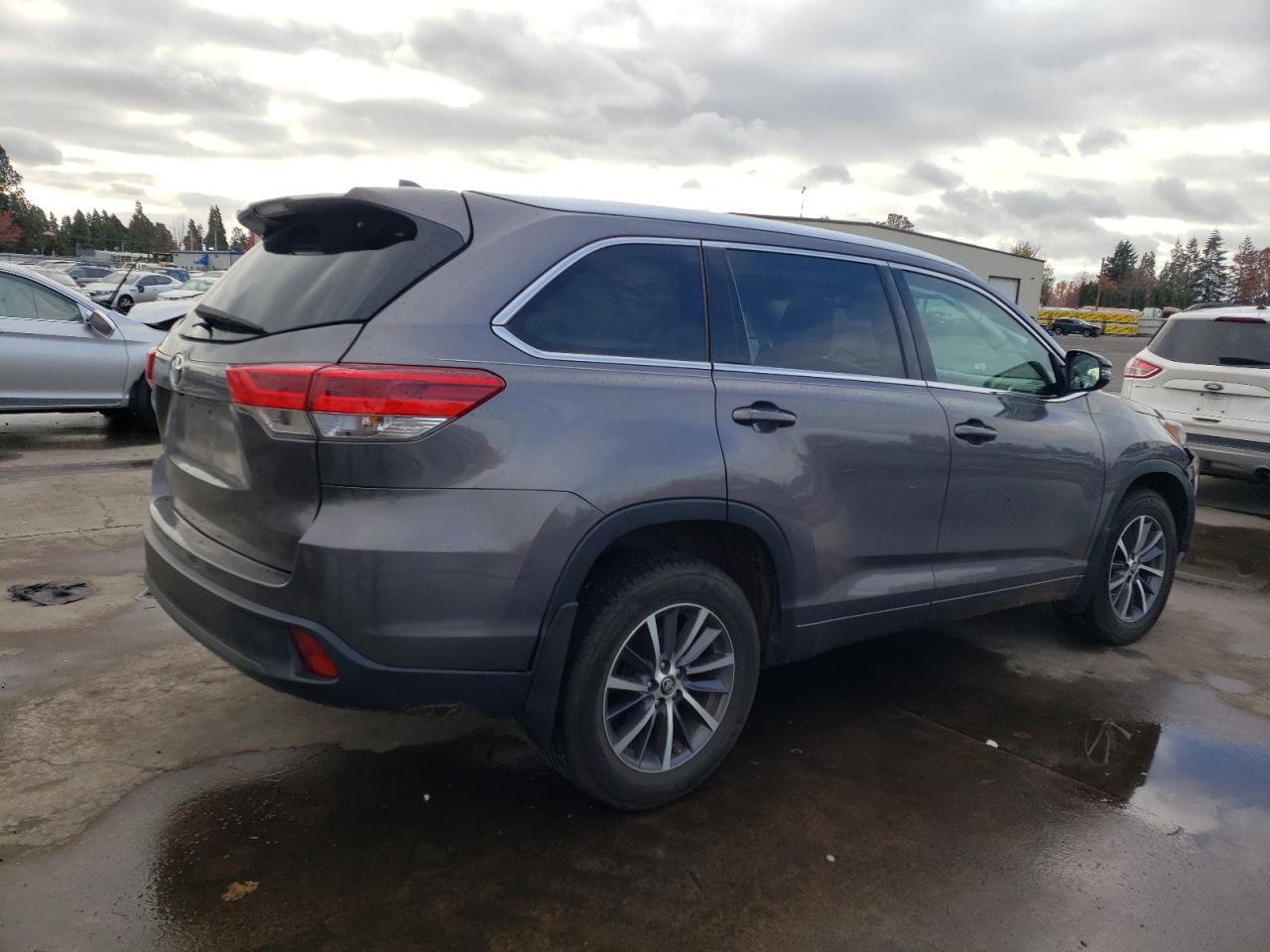 2018 Toyota Highlander VIN 5TDJZRFH0JS535257 Copart auction photo, front end damage thumbnail 3
