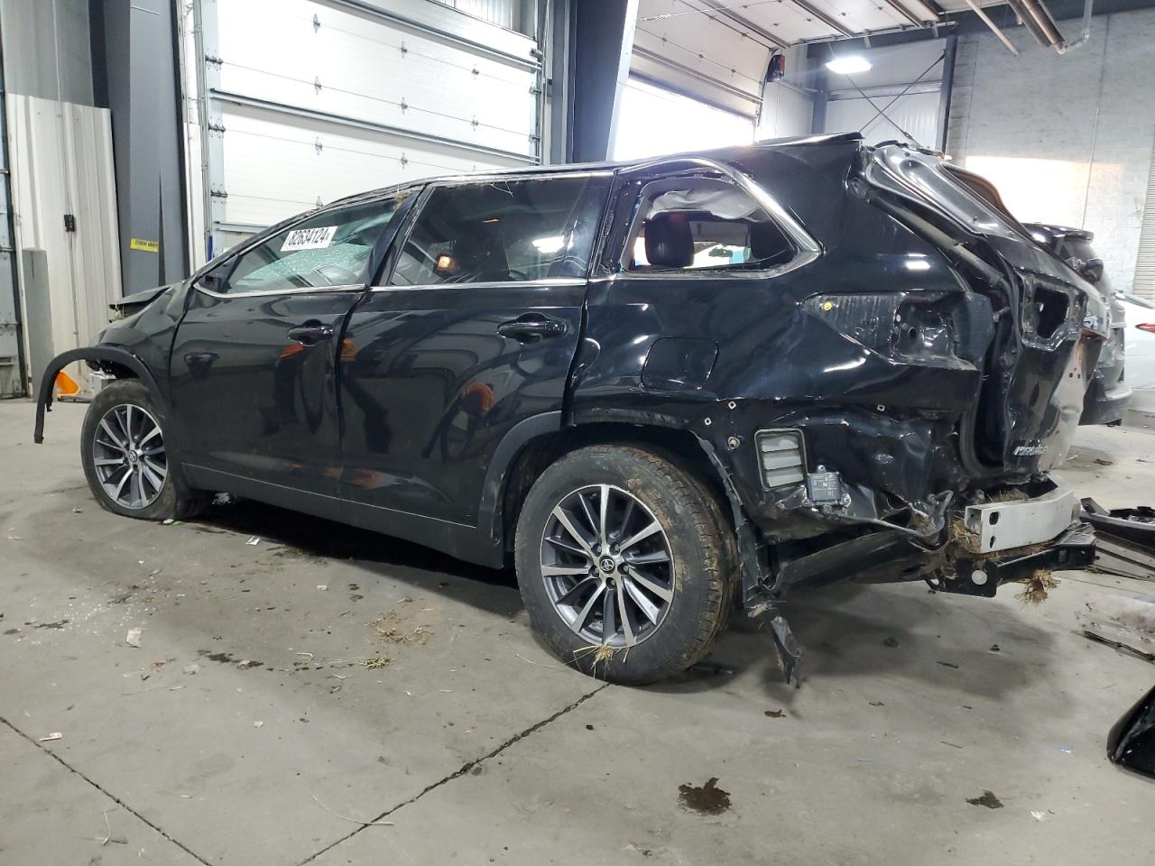 2019 Toyota Highlander VIN 5TDJZRFH3KS733994 Copart auction photo, rollover damage thumbnail 2