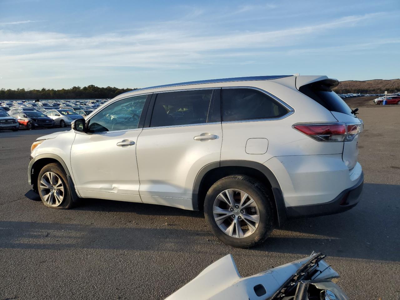 2015 Toyota Highlander VIN 5TDJKRFH5FS203780 Copart auction photo, front end / minor dent/scratches damage thumbnail 2