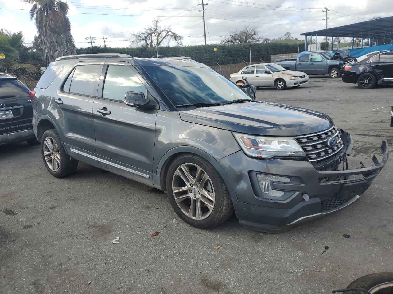 2017 Ford Explorer VIN 1FM5K8D8XHGB64336 Copart auction photo, front end / side damage thumbnail 4