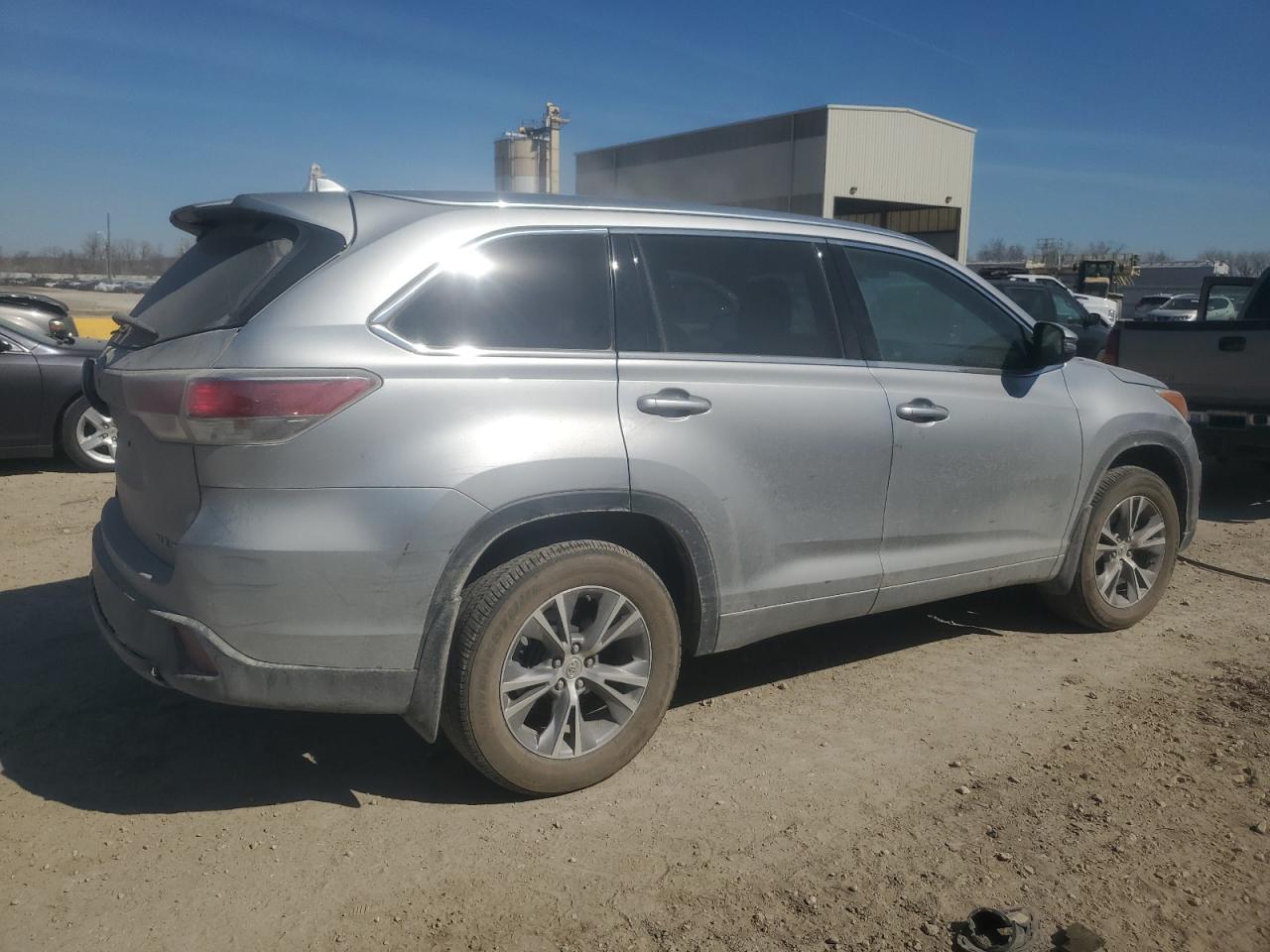2015 Toyota Highlander VIN 5TDJKRFH0FS121746 Copart auction photo, rear end damage thumbnail 3