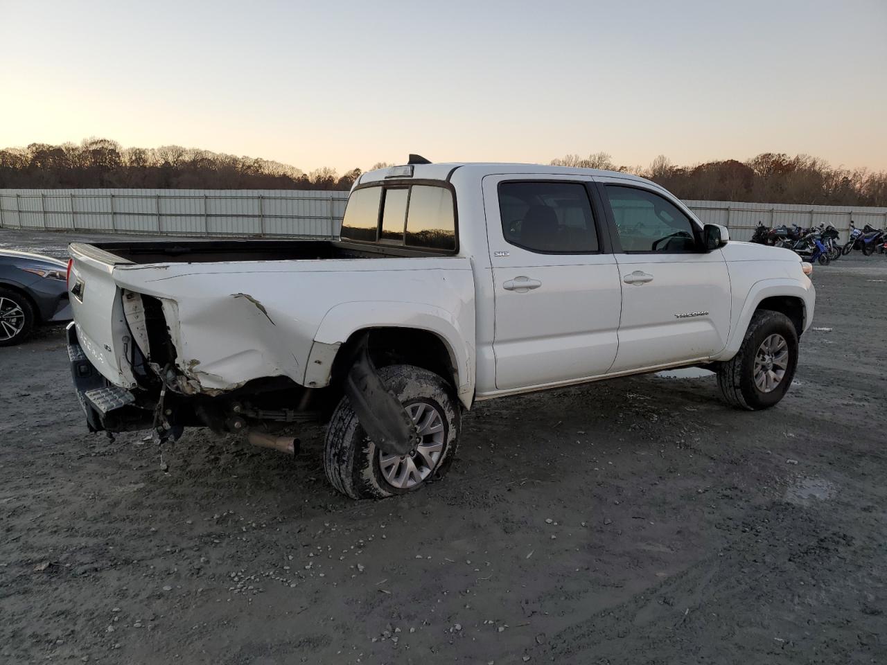 2017 Toyota Tacoma VIN 5TFAZ5CN2HX039027 Copart auction photo, rear end damage thumbnail 3