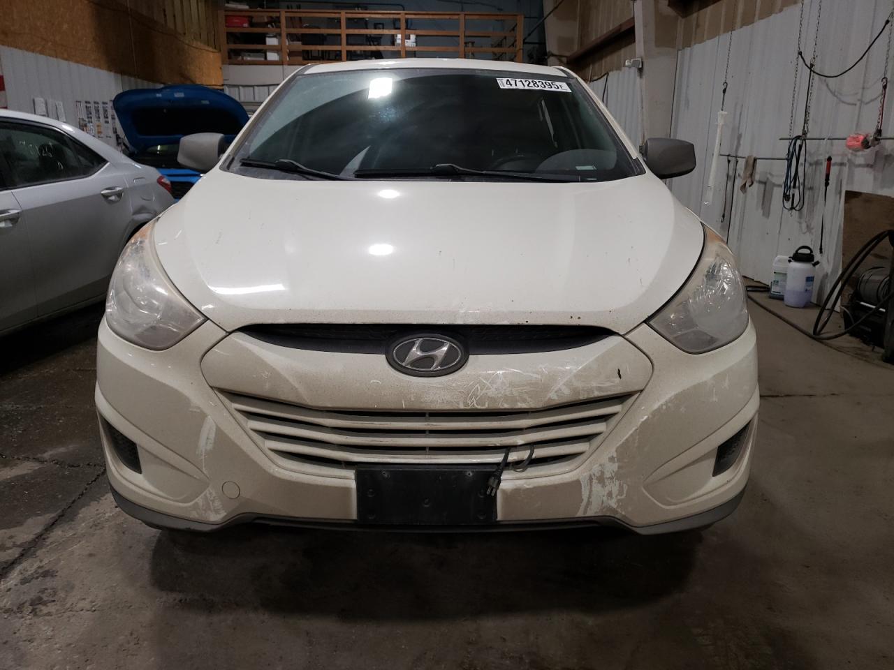 2010 Hyundai Tucson VIN KM8JT3AC0AU064955 Copart auction photo, vandalism / mechanical damage thumbnail 5