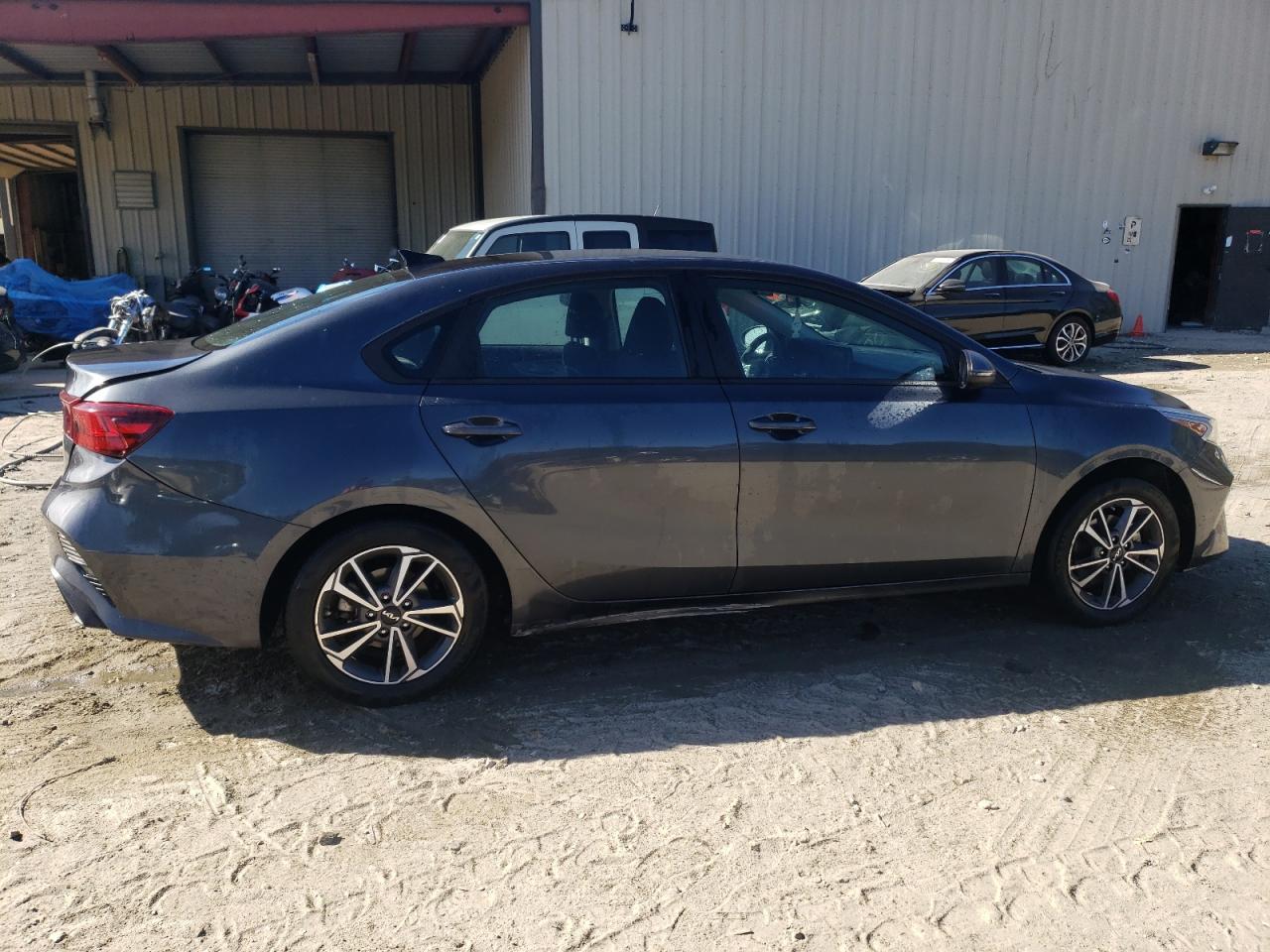 2022 KIA Forte VIN 3KPF24AD3NE427507 Copart auction photo, rear end / minor dent/scratches damage thumbnail 3