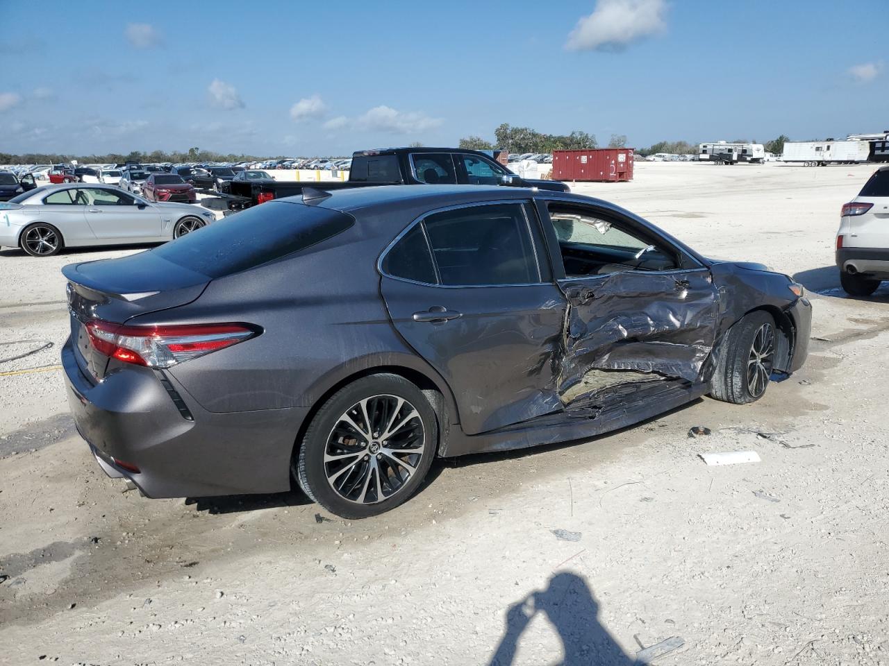 2019 Toyota Camry VIN 4T1B11HK5KU186207 Copart auction photo, side damage thumbnail 3