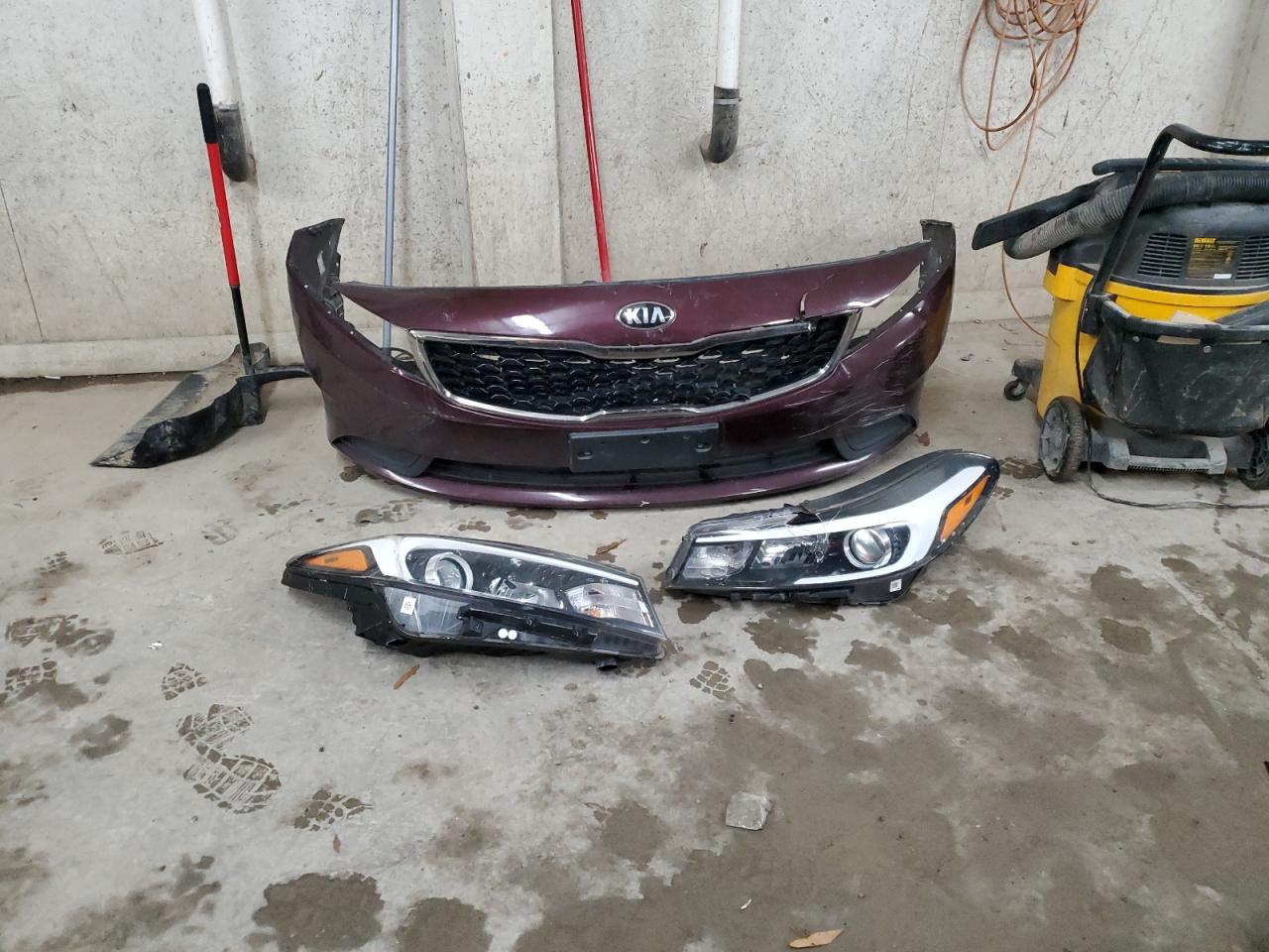 2017 KIA Forte VIN 3KPFL4A70HE126172 Copart auction photo, front end / minor dent/scratches damage thumbnail 12