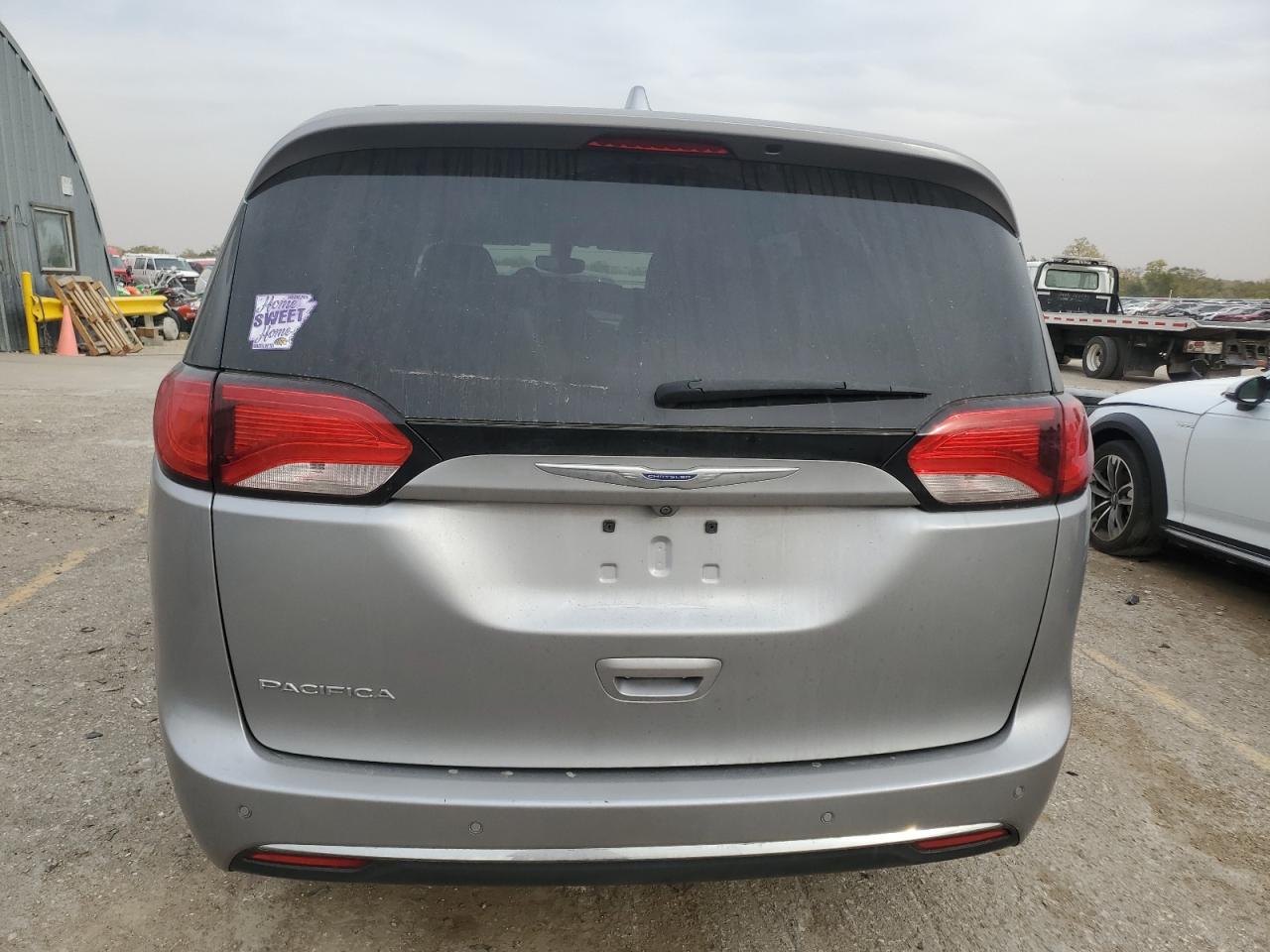 2019 Chrysler Pacifica VIN 2C4RC1BGXKR570448 Copart auction photo, front end / minor dent/scratches damage thumbnail 6