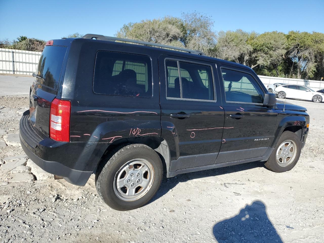 2016 Jeep Liberty (Patriot) VIN 1C4NJPBA4GD710331 Copart auction photo, front end / rear end damage thumbnail 3
