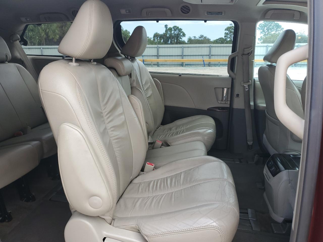 2011 Toyota Sienna VIN 5TDYK3DC1BS155935 Copart auction photo, mechanical / minor dent/scratches damage thumbnail 11