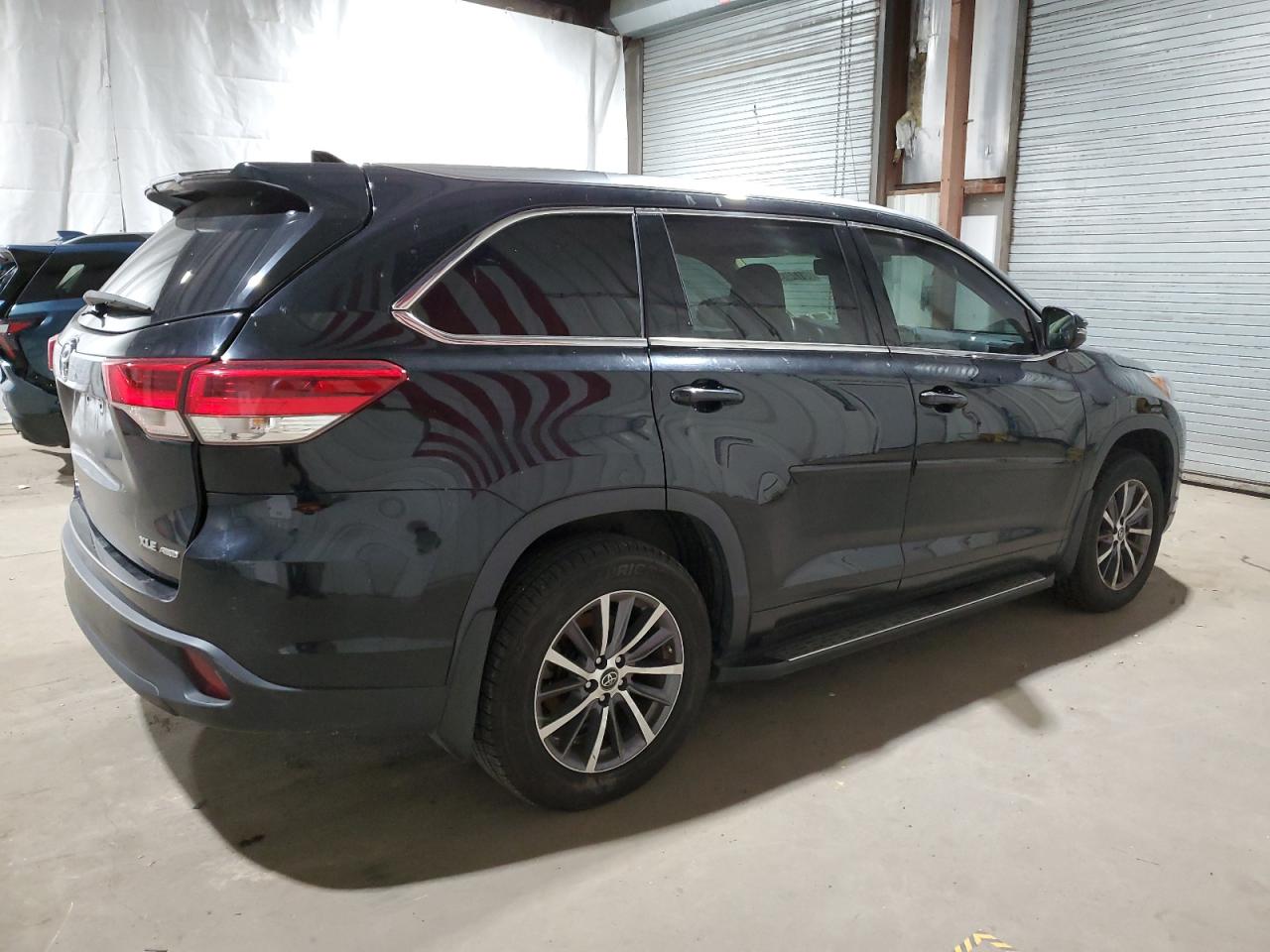 2018 Toyota Highlander VIN 5TDJZRFH5JS545914 Copart auction photo, side / minor dent/scratches damage thumbnail 3
