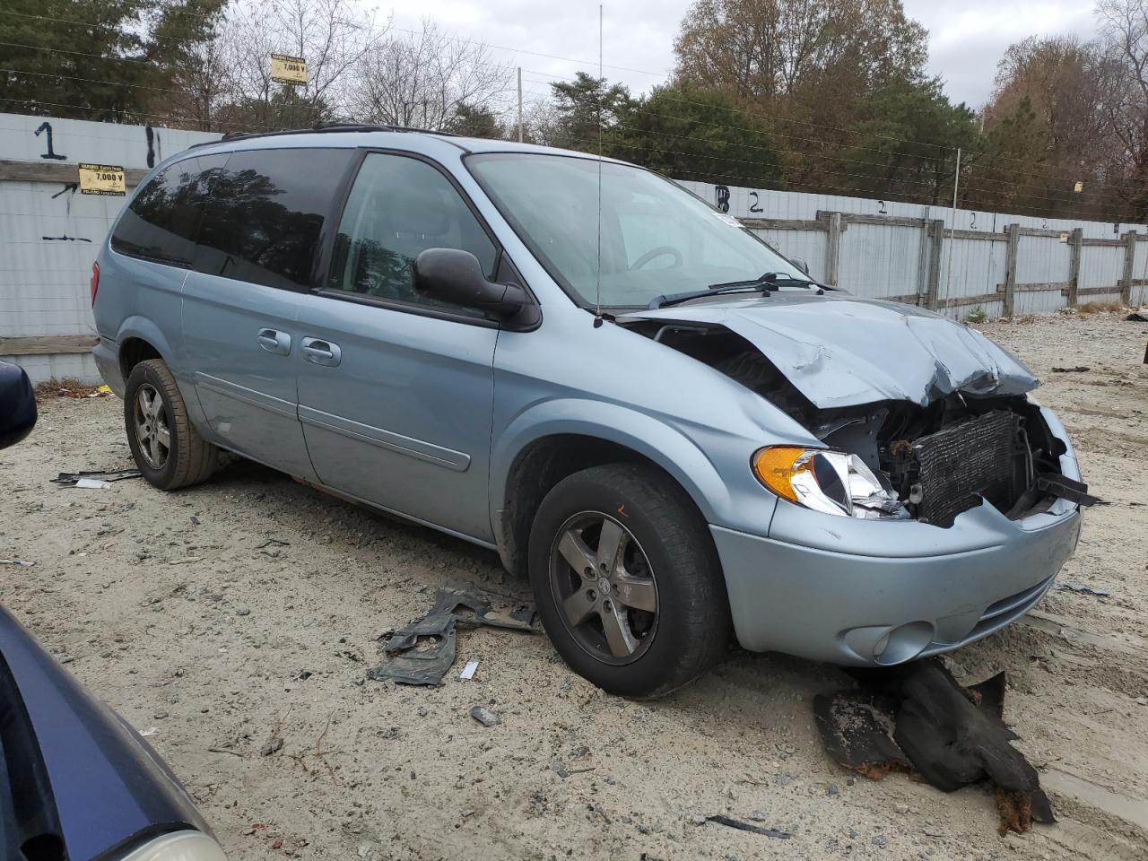2006 Dodge Caravan VIN 2D4GP44L36R810861 Copart auction photo, front end / minor dent/scratches damage thumbnail 4
