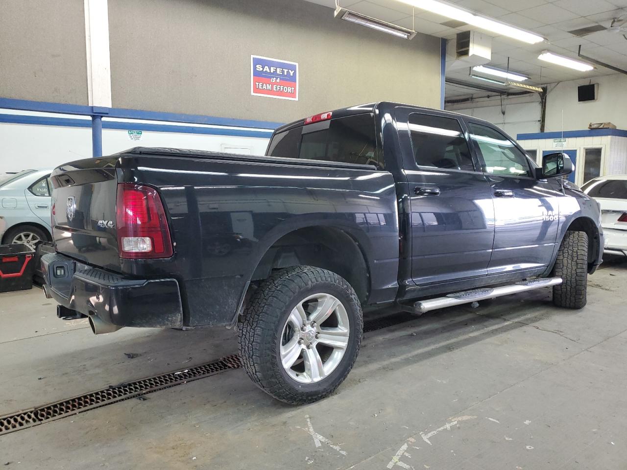 2015 RAM 1500 VIN 1C6RR7MT2FS560603 Copart auction photo, front end damage thumbnail 3