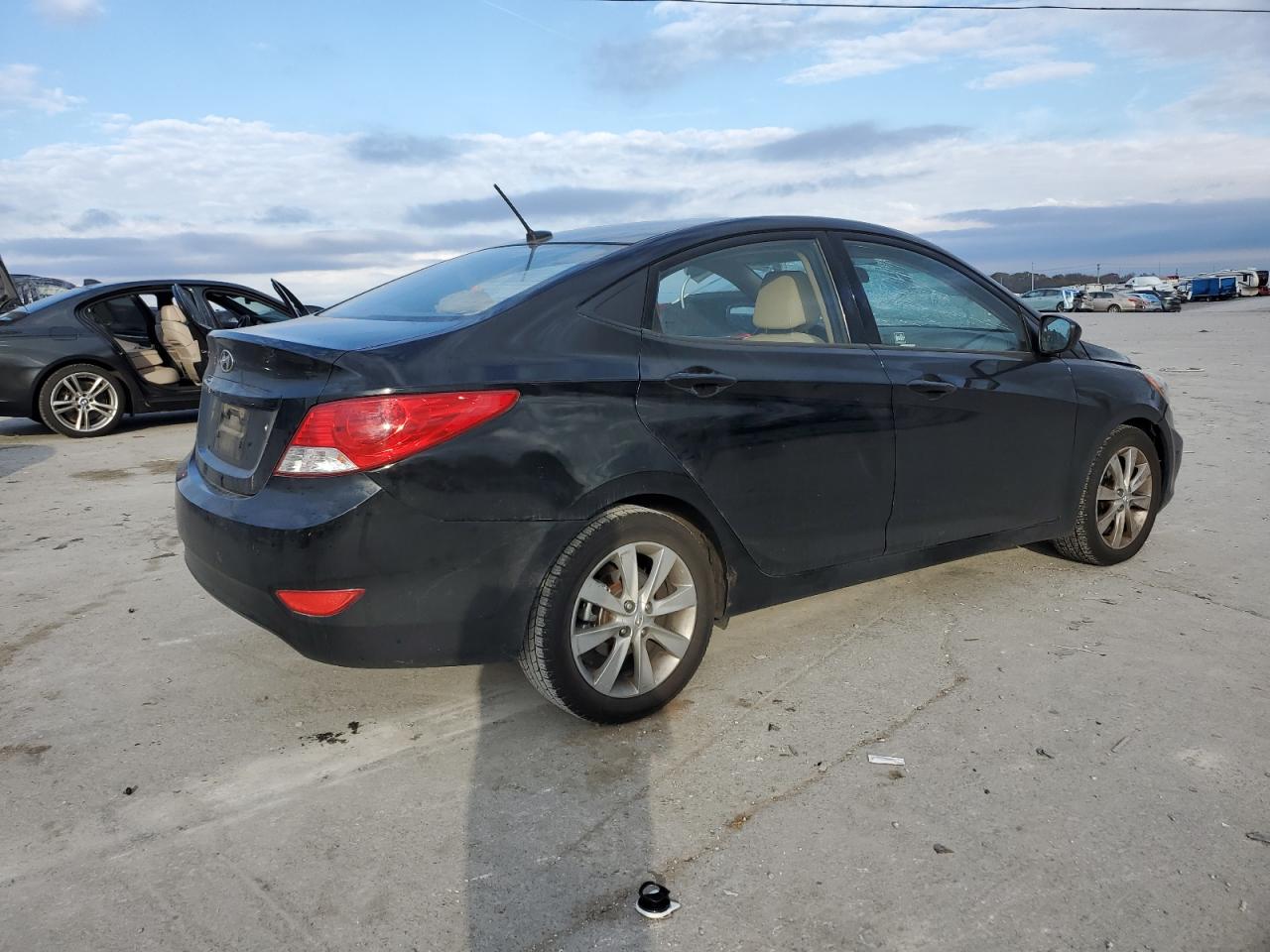 2013 Hyundai Accent VIN KMHCU4AE8DU302701 Copart auction photo, all over damage thumbnail 3