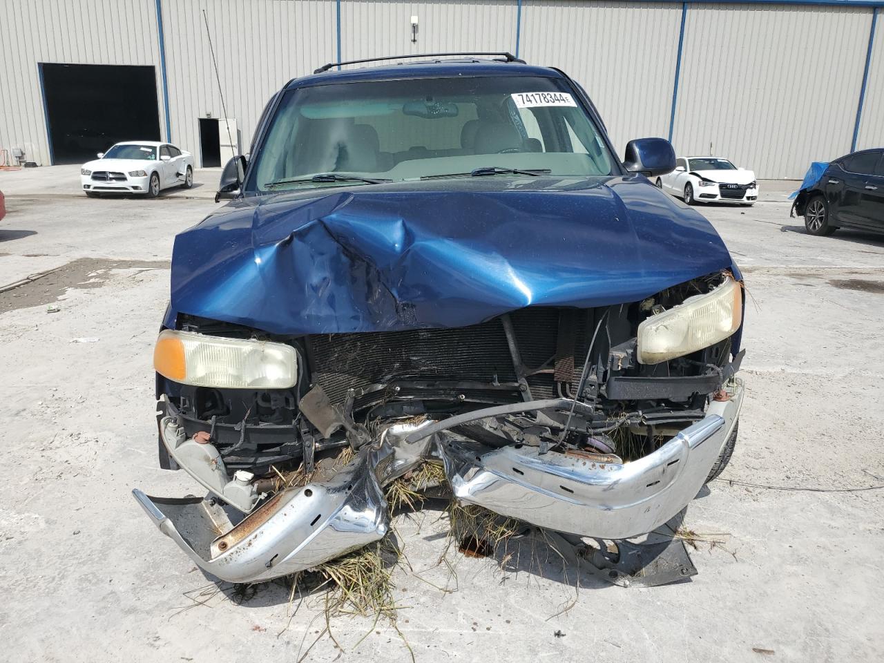 2002 GMC Yukon VIN 1GKEC13Z02R302548 Copart auction photo, all over damage thumbnail 5