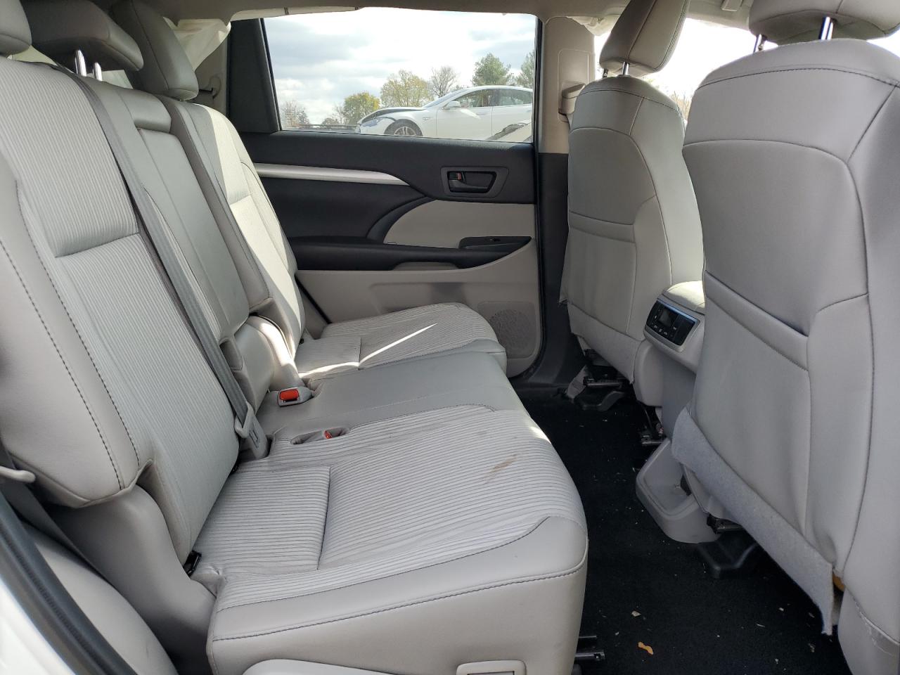 2019 Toyota Highlander VIN 5TDBZRFH4KS733104 Copart auction photo, front end / minor dent/scratches damage thumbnail 11