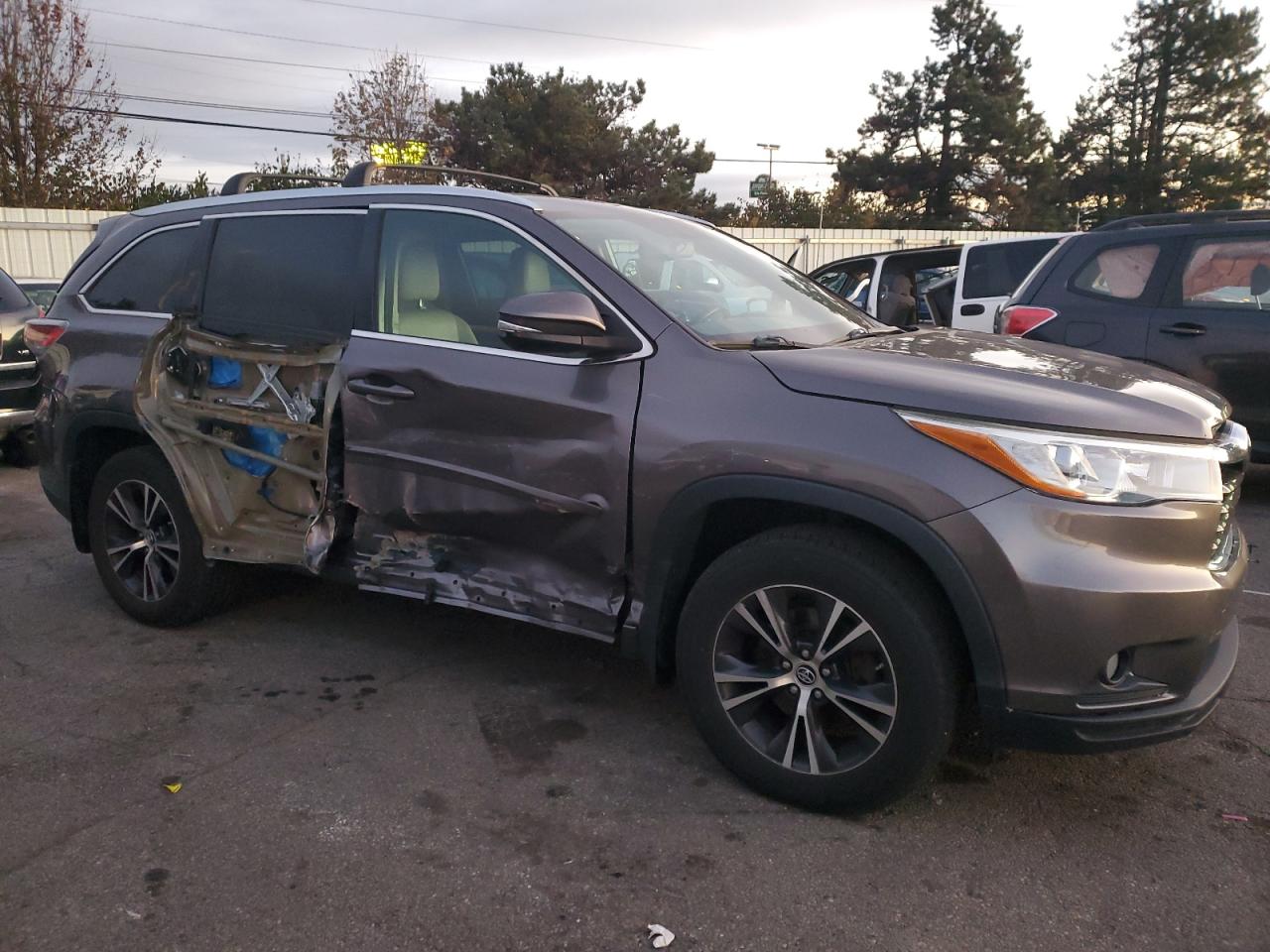 2016 Toyota Highlander VIN 5TDJKRFH9GS242924 Copart auction photo, side damage thumbnail 4