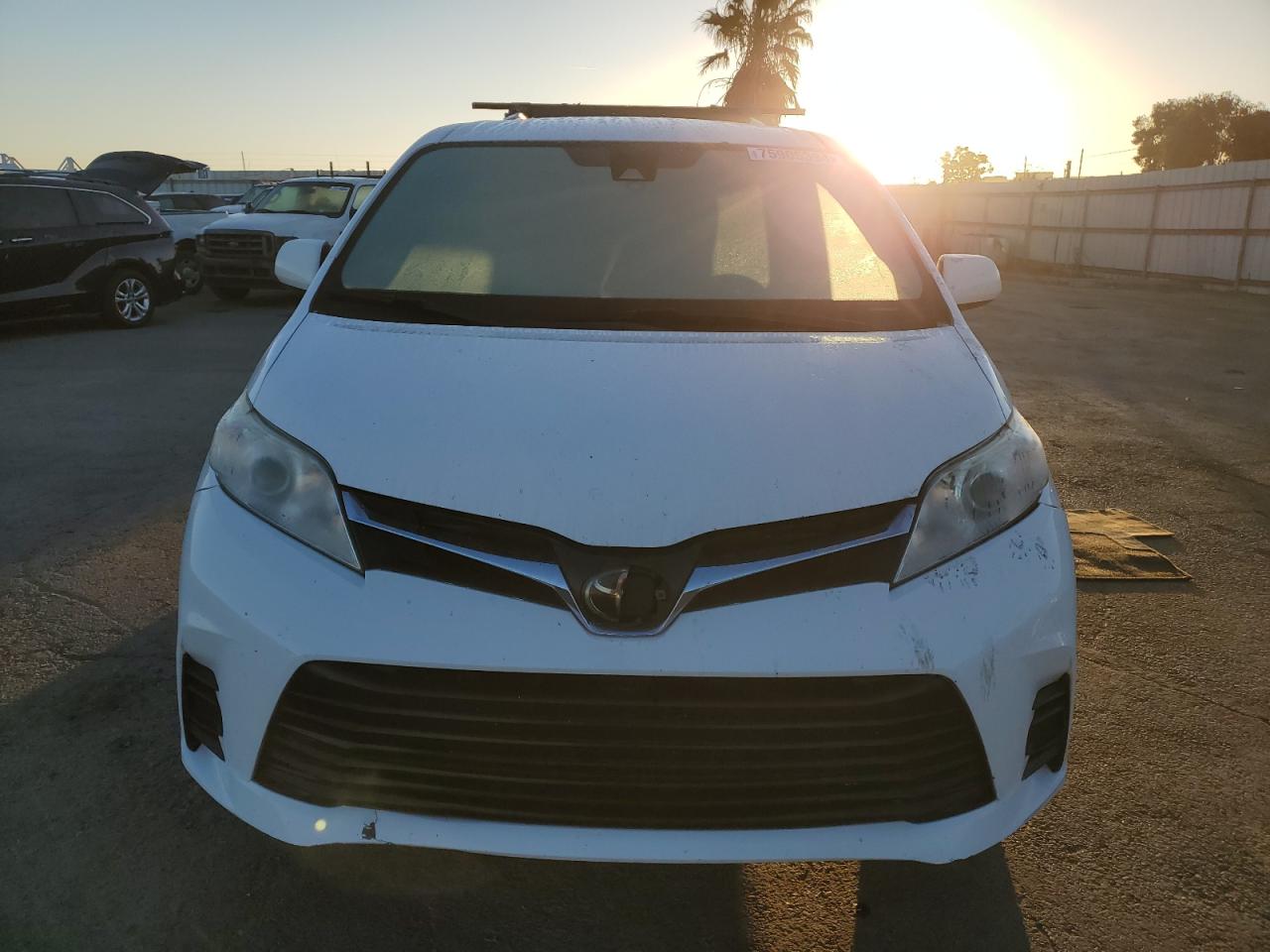 2018 Toyota Sienna VIN 5TDKZ3DC2JS915693 Copart auction photo, all over damage thumbnail 5