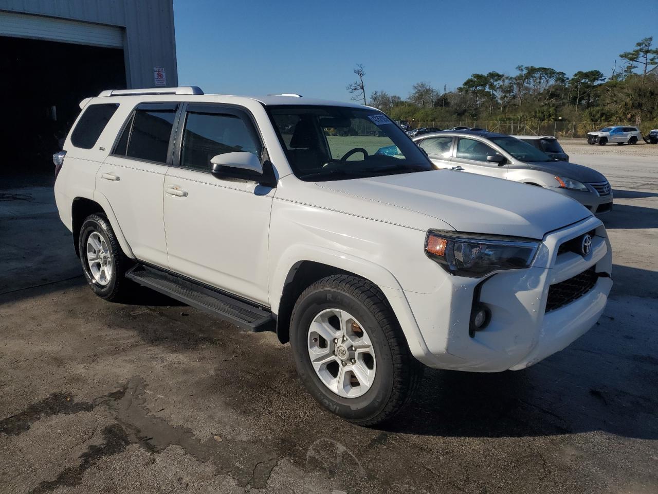 2016 Toyota 4Runner VIN JTEZU5JRXG5122329 Copart auction photo, front end / minor dent/scratches damage thumbnail 4