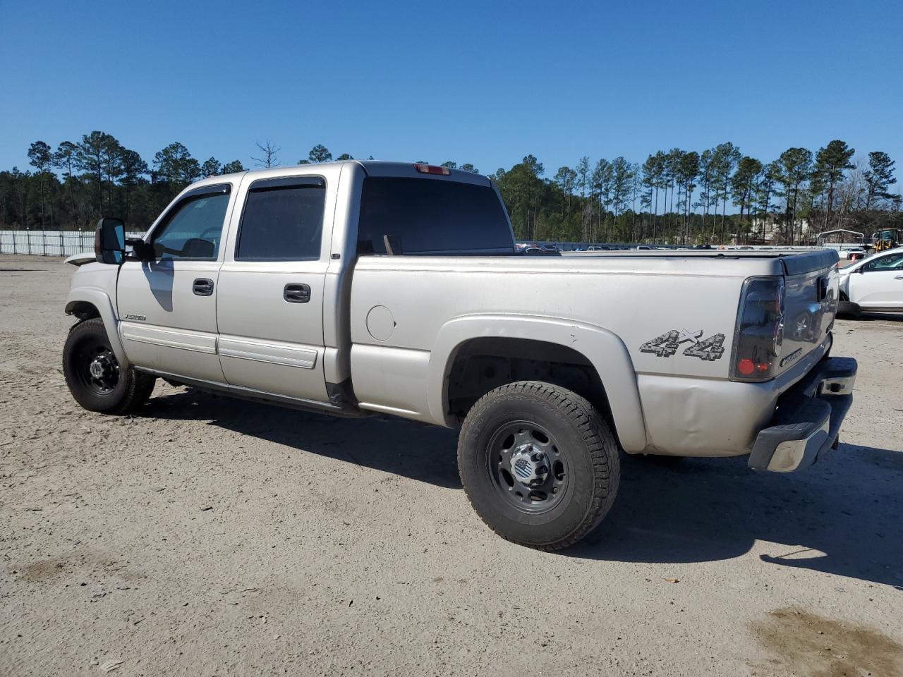 2004 Chevrolet Silverado VIN 1GCHK23U84F221128 Copart auction photo, front end / rear end damage thumbnail 2