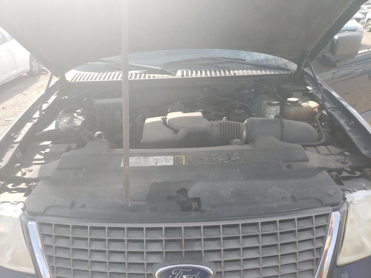 2004 Ford Expedition VIN 1FMPU16L94LA47182 Copart auction photo, side / front end damage thumbnail 12