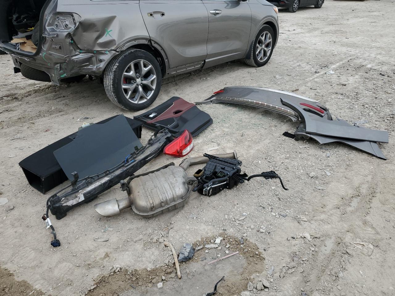 2018 KIA Sorento VIN 5XYPK4A58JG410731 Copart auction photo, rear end / minor dent/scratches damage thumbnail 13