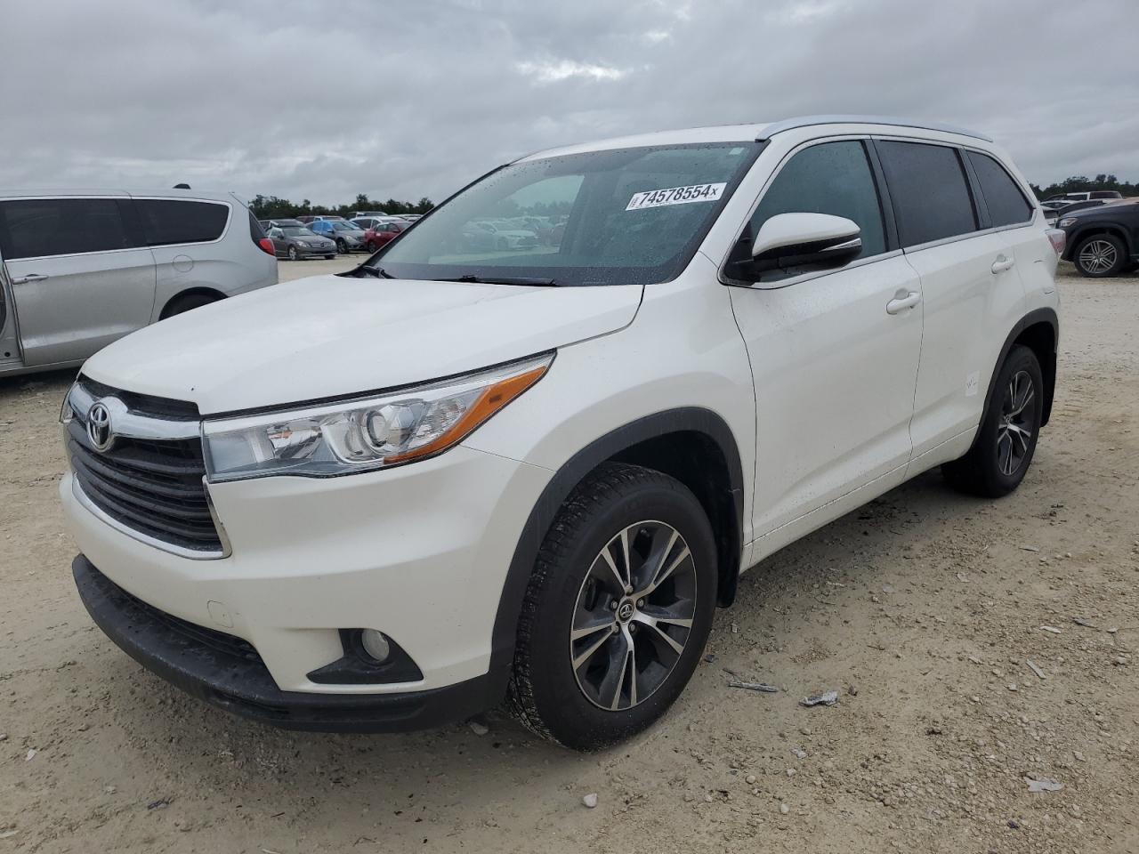 2016 Toyota Highlander VIN 5TDJKRFH3GS261159