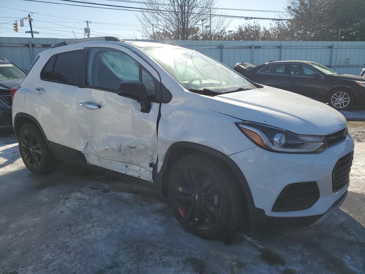 2020 Chevrolet Trax VIN 3GNCJLSB4LL136575 Copart auction photo, side / front end damage thumbnail 4