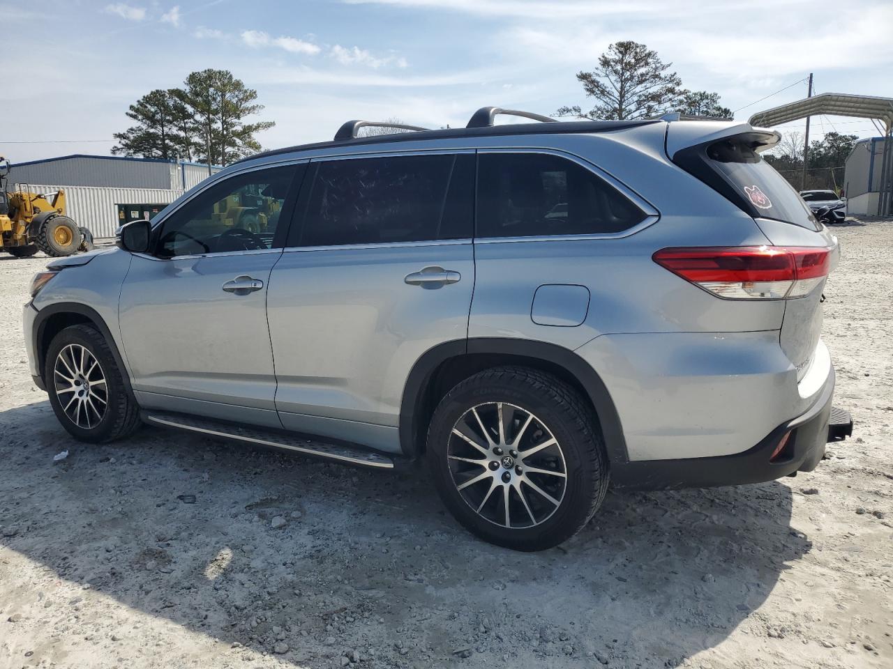 2018 Toyota Highlander VIN 5TDKZRFH3JS538108 Copart auction photo, front end damage thumbnail 2