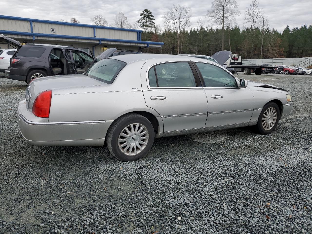 2004 Lincoln Town Car VIN 1LNHM83W94Y687763 Copart auction photo, front end damage thumbnail 3