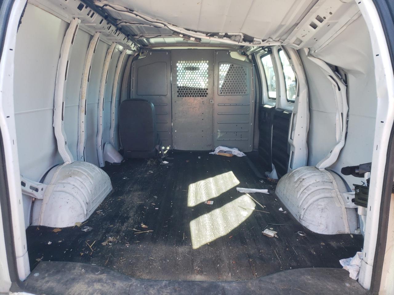 2017 GMC Savana VIN 1GTW7AFFXH1912082 Copart auction photo, top/roof damage thumbnail 10