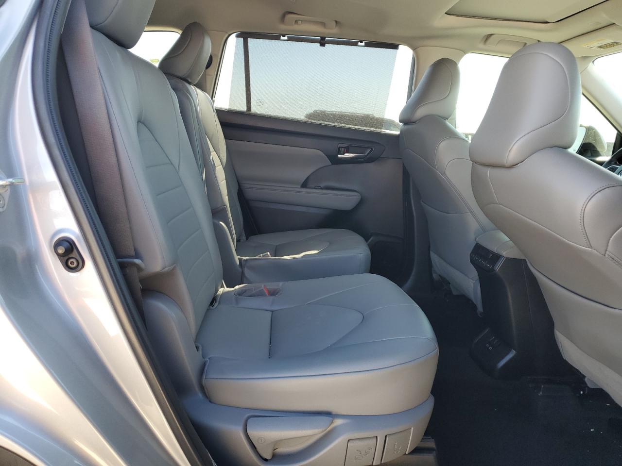2022 Toyota Highlander VIN 5TDGZRAH7NS105782 Copart auction photo, front end / minor dent/scratches damage thumbnail 11